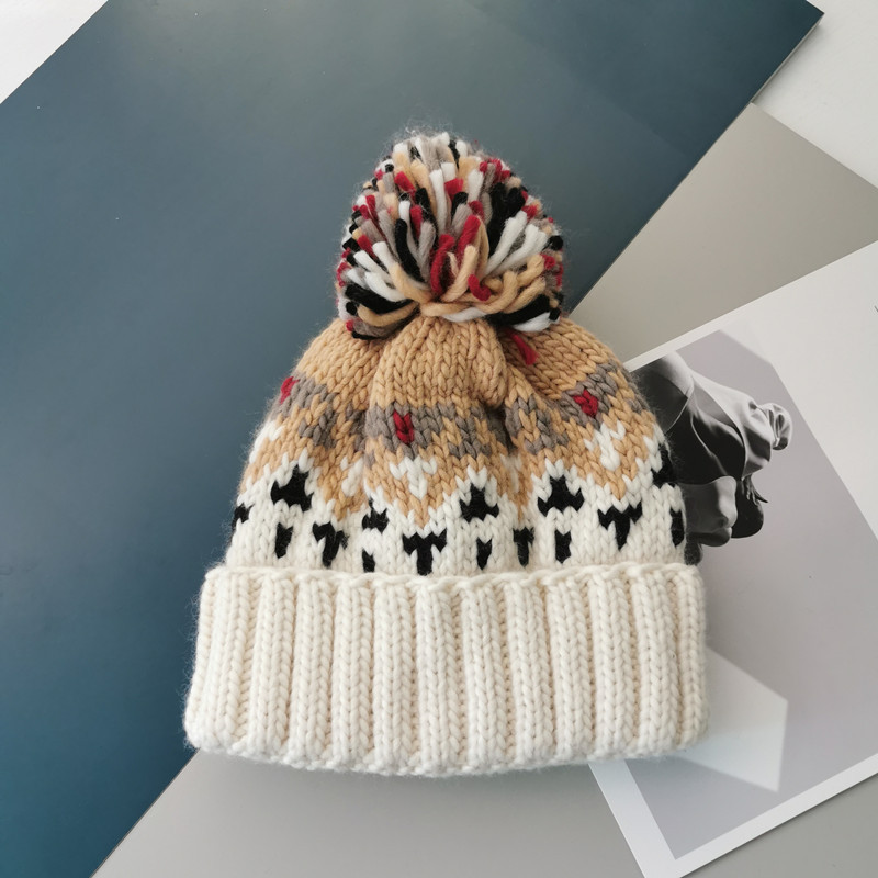 H00050 Színes Jacquard Szép meleg kötött sapka hajgolyóval