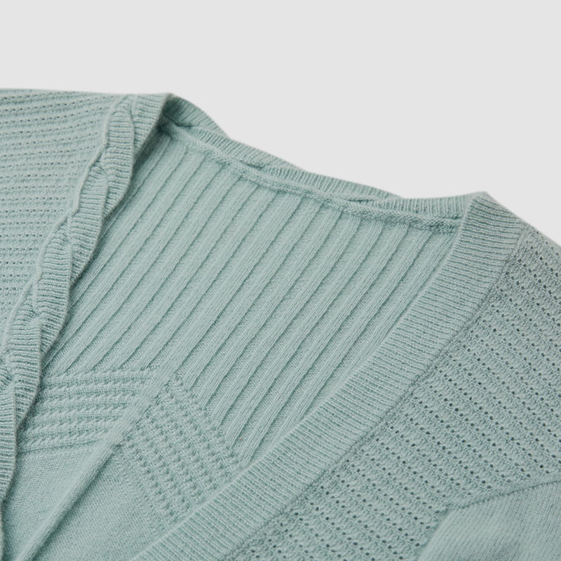 ML2218 V-nyakú csavart egysoros kötött kardigán sziromgombokkal ML2218 V-nyakú csavart egysoros kötött kardigán sziromgombokkal