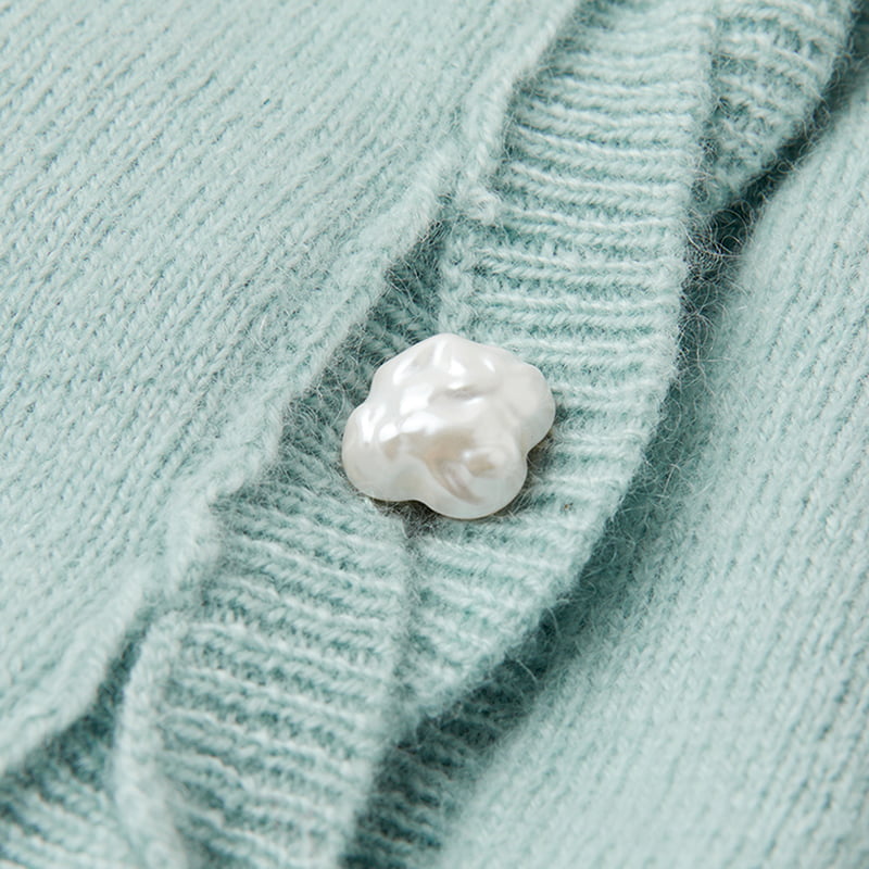 ML2218 V-nyakú csavart egysoros kötött kardigán sziromgombokkal ML2218 V-nyakú csavart egysoros kötött kardigán sziromgombokkal