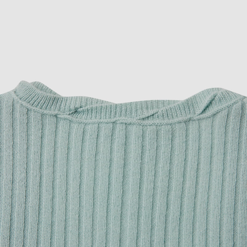 ML2218 V-nyakú csavart egysoros kötött kardigán sziromgombokkal ML2218 V-nyakú csavart egysoros kötött kardigán sziromgombokkal