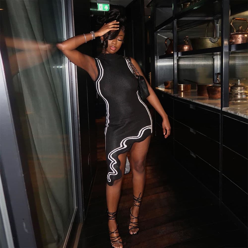 SM-K0079 Ujjatlan, húzott nyakú, szabálytalan csíkos aszimmetrikus kötött ruha SM-K0079 Ujjatlan, húzott nyakú, szabálytalan csíkos aszimmetrikus kötött ruha